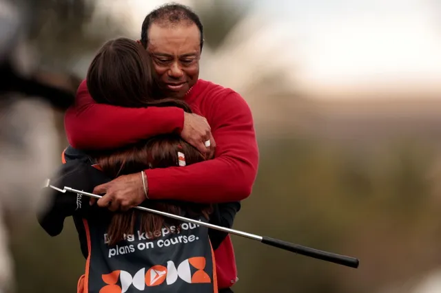 Tiger Woods og ekskonen Elin Nordegren krammer hinanden efter sønnens 2. plads