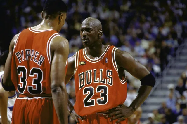 Scottie Pippen langer ud efter Michael Jordan