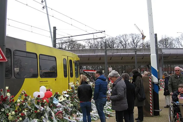 800px Bloemen voor de slachtoffers van de tramaanslag van 18 maart 2019 in Utrecht 23 maart 2019  2