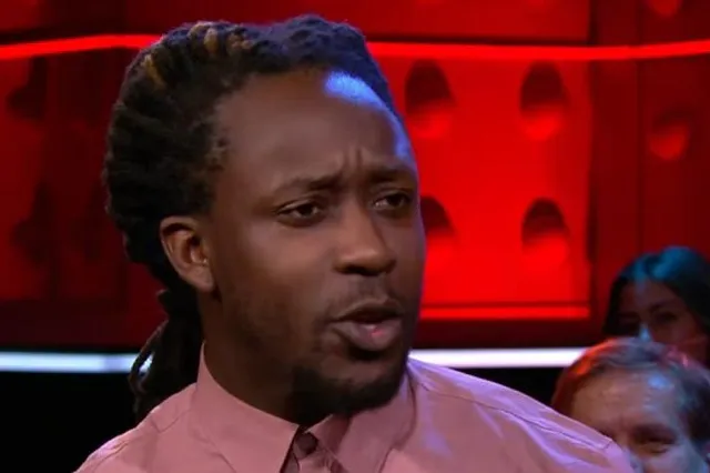 Akwasi knijpt racisme-rel tot de laatste druppel uit: "De mens kan vreselijk lelijk zijn"