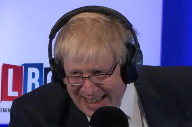 BBC-voorzitter Richard Sharp onder vuur na rapport van Britse parlementscommissie over lening aan Boris Johnson