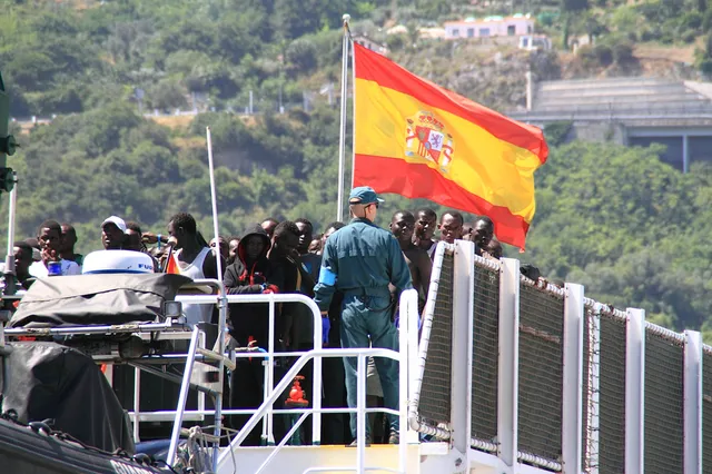 [Filmpje] Spanje zet leger in om enorme Marokkaanse migrantenstroom in te dammen