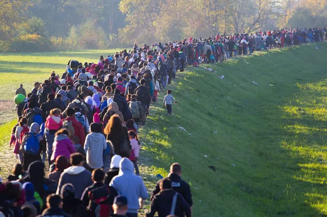 Een dikke middelvinger naar de burger: kabinet trekt 730 MILJOEN uit voor asielcrisis. Gemeenten MOETEN 20.000 migranten opvangen