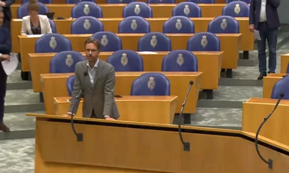 Filmpje! Ophitser Sjoerd Sjoerdsma (D66) veroorzaakt rel in Tweede Kamer met nazi-vergelijking PVV