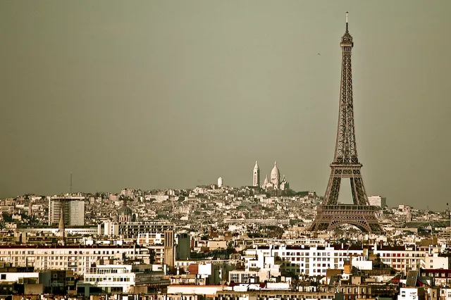 Parijs gaat ten onder: Britse politieagente op brute wijze verkracht nabij de Eiffeltoren