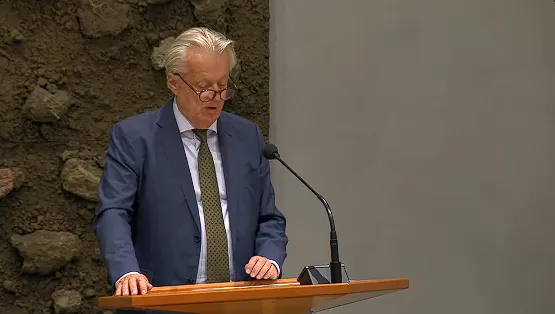 Filmpje! Net beëdigd FVD-Kamerlid Ralf Dekker houdt maidenspeech tijdens debat over kabinetscrisis