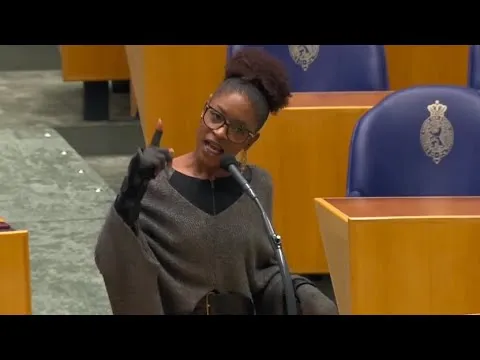 Kijk! Sylvana Simons loopt woest weg uit Tweede Kamer na Zwarte Piet-ruzie met minister Yesilgöz