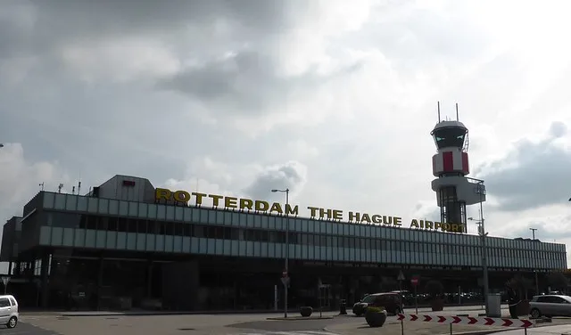 Verwarde man (52) zaait chaos op Rotterdam Airport: Slagbomen geramd, landingsbaan bestormd