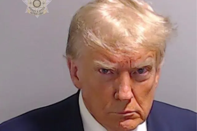 Sensationele terugkeer Trump op X: Oud-president toont 'Mug Shot' en vuurwerk volgt!