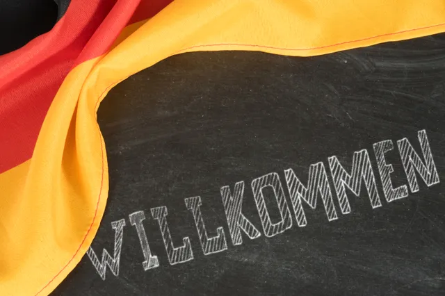 Duitsland buigt voor Immigranten: Naturalisatie zonder handen schudden!
