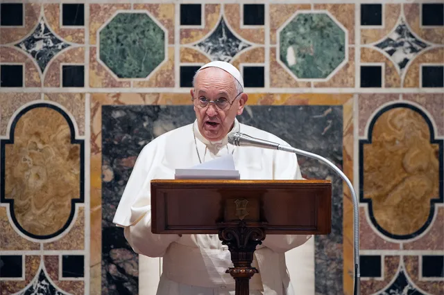 Pats! Paus Franciscus haalt hard uit naar wapenindustrie