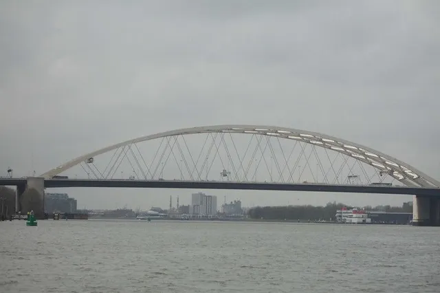 Totale verwaarlozing van Nederlandse infrastructuur: Uitstel renovatie Van Brienenoordbrug