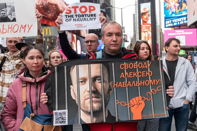 Russen massaal de straat op na overlijden van Poetin-criticus Aleksej Navalny