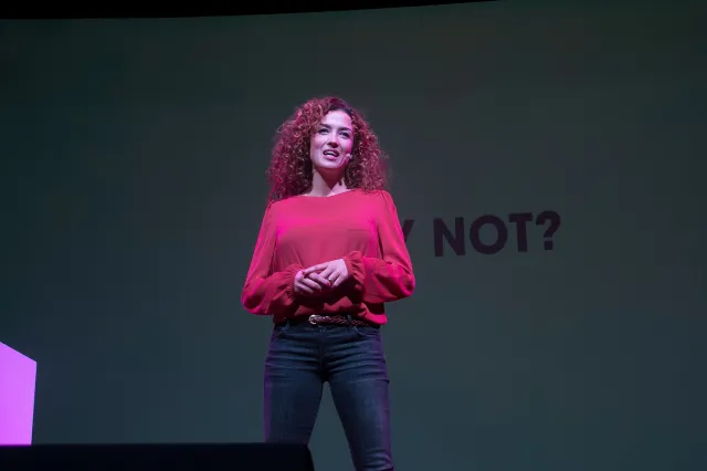 -Filmpje!- Katja Schuurman onder vuur: huilie-hulie AZC-verhaal doorgeprikt door voormalig Vluchtelingenwerk-medewerker