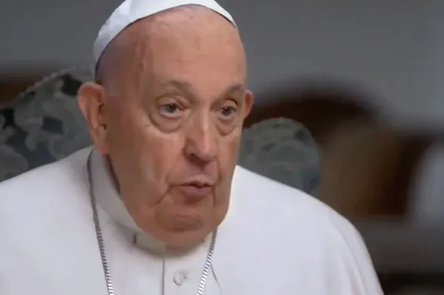 BOEM! Paus Franciscus gaat viraal na BASED antwoord op vraag extreemlinkse journalist: "Nee!"
