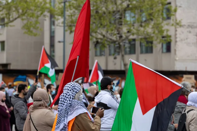 EU-lijsttrekkersdebat verstoord door agressieve pro-Palestina demonstranten: "cut the ties!"