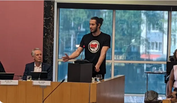 De waanzin voorbij! Antifa-symbolen in de gemeenteraad: Amsterdam bereikt nieuw dieptepunt