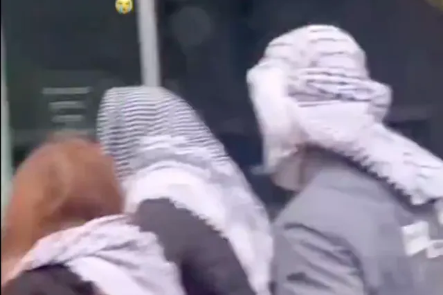 Knetter! Moslim-'studenten' VERJAGEN één dappere pro-Israëlische demonstrant bij Erasmus Universiteit Rotterdam