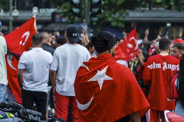 Chaos in Haagse Schilderswijk na EK-uitschakeling Turkije: Politie en ME bekogeld met zwaar vuurwerk