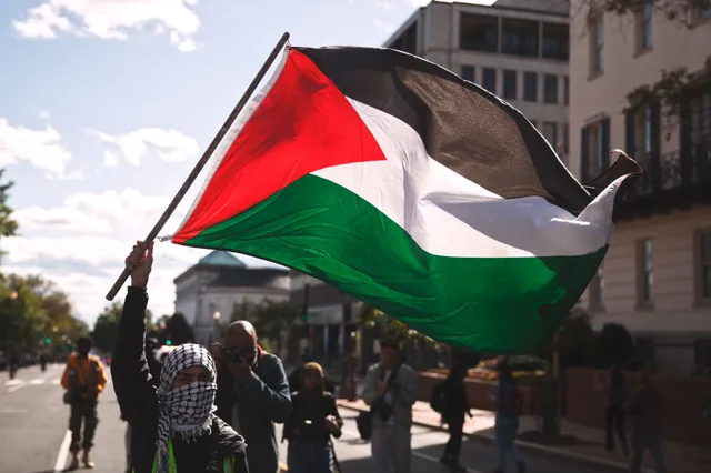 Walgelijk! Falafelzaak in Groningen beklad met kansloze pro-Palestina leuzen: "laf om dit ’s nachts te doen"