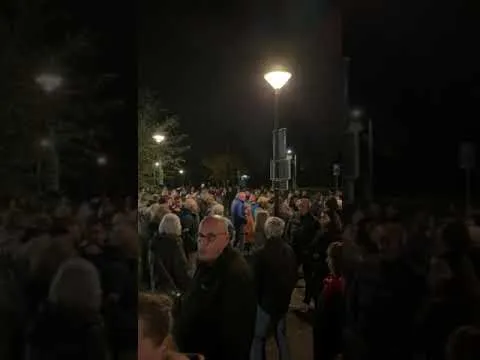 -Video- Massale opkomst bij AZC-inspraakavond demonstratie in Haaften: gemeente stelt beslissing UIT