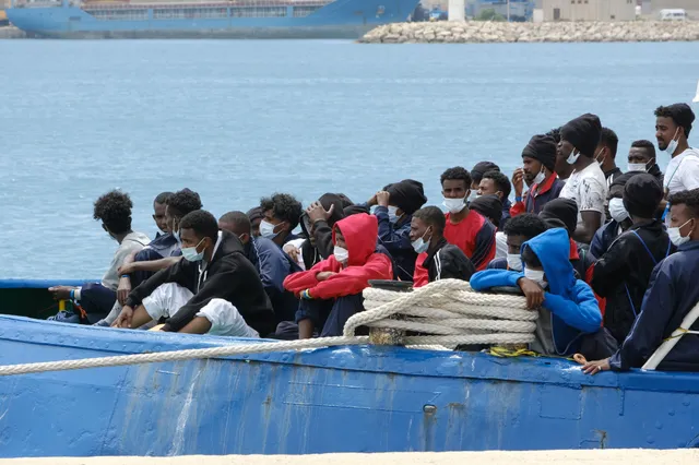 Knetter! Onderzoek toont aan: 'Er zijn 745.000 ILLEGALE immigranten in Groot-Brittannië!'