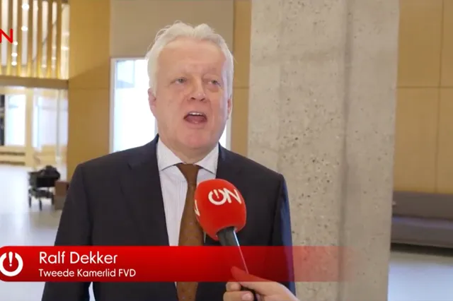 -Video- Ralf Dekker (FVD) fileert minister Brekelmans' oorloghitserij