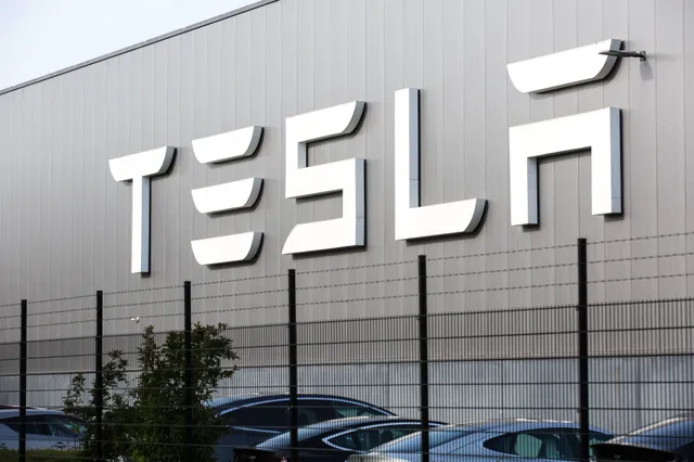 Knettergestoorde Musk-haters protesteren bij Tesla-dealer in Tilburg: "Go to hell, traitor!"
