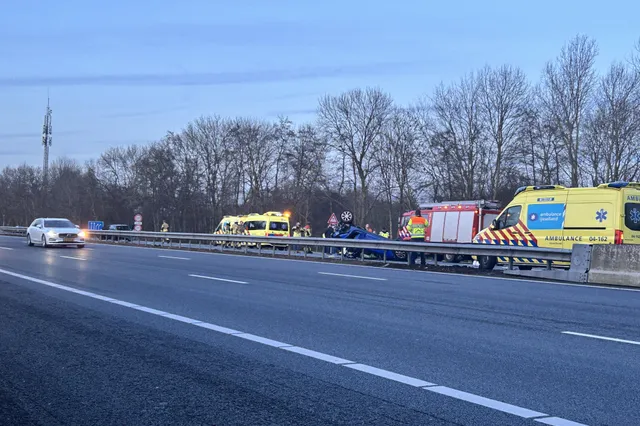 Ravage op A28 na groot ongeval met auto over de kop