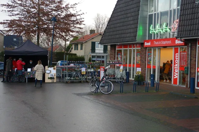 Verkoop nieuwjaarskoeken voor Jafet bij uitgang Boni