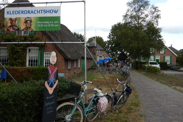 Klederdrachtshow Staphorst en Rouveen met volkslied