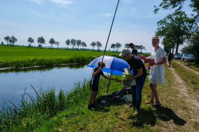 37 vissers langs de waterkant bij viswedstrijd Timotheos