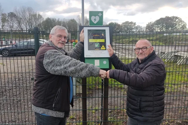 Klootschietvereniging `t Hooge geeft AED aan de AMBC