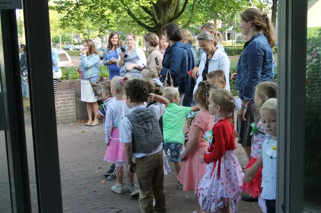 Dinand en Marleen uit groep twee geven elkaar het ja-woord