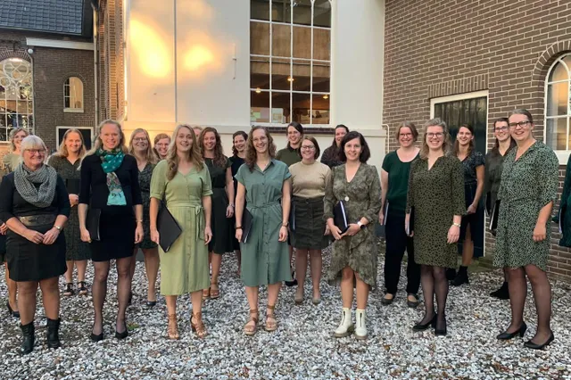 Lokaal Chenánja koor bij Zangavond naar de Zondag