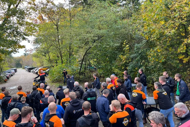 Vrijwilligers plegen onderhoud aan MTB route in staatsbos