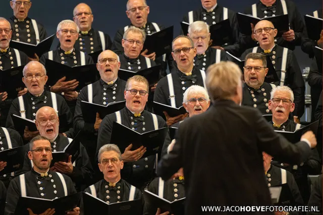 Christelijk Mannenkoor Staphorst zingt in Nijeveen