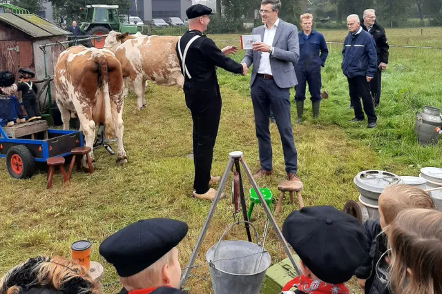 Kleurenuitgave prentenboek 'De melkrieder' in dialect