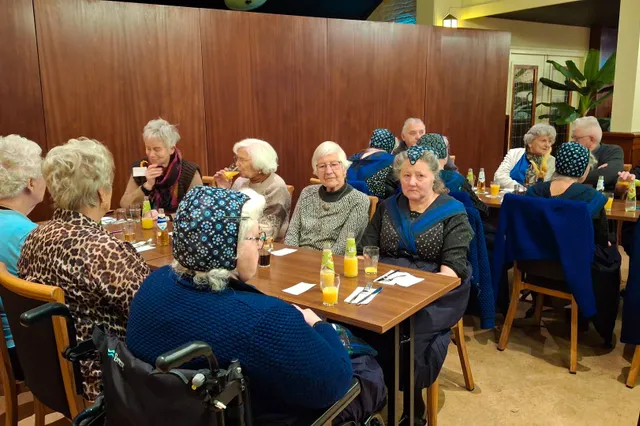 Gasten van De Zonnebloem aan het Stamppottenbuffet