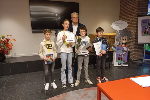 Roan Bisschop wint de lokale finale van voorleeswedstrijd