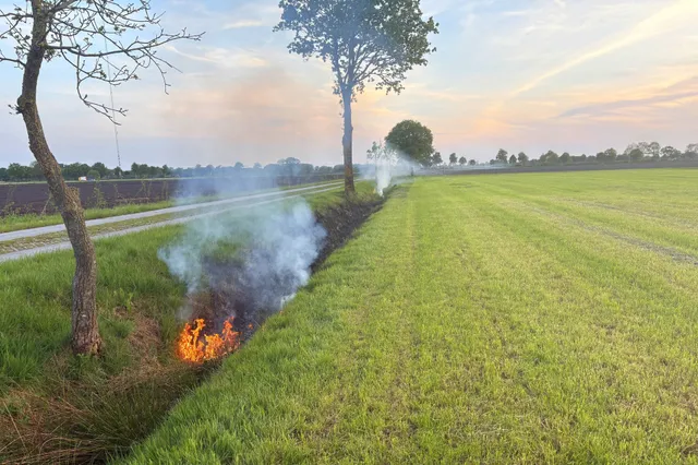 Brandweer blust buitenbrand in bermsloot Bullingerweg