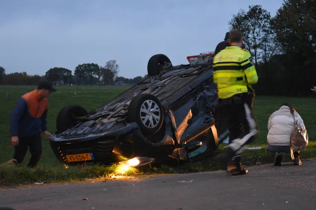 Automobilist belandt op de kop na aanrijding Dekkersweg
