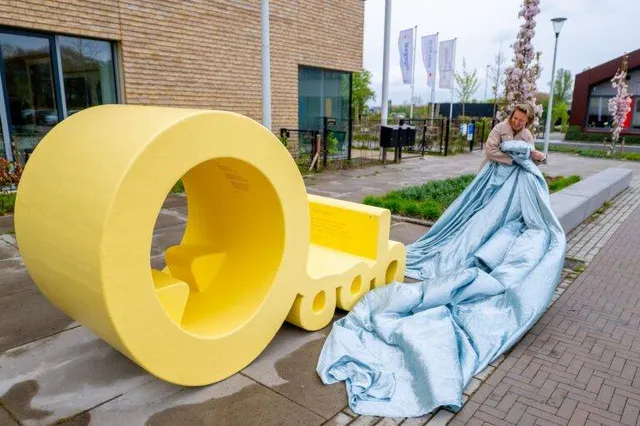 Workum verwelkomt uniek Literêr Bernebankje: eerste in Friesland