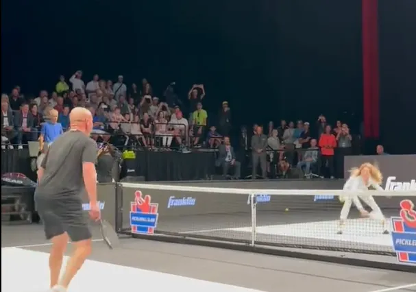 (VIDEO) Agassi notices wife and tennis legend Steffi Graf arrives at Pickleball Slam, subs in to play