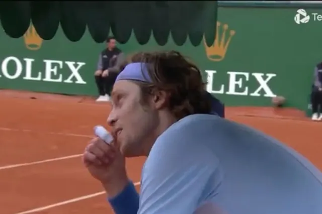 (VIDEO) "The iPhone doesn't show?": Rublev hilariously acts as weather man during rain delay at Monte-Carlo Masters