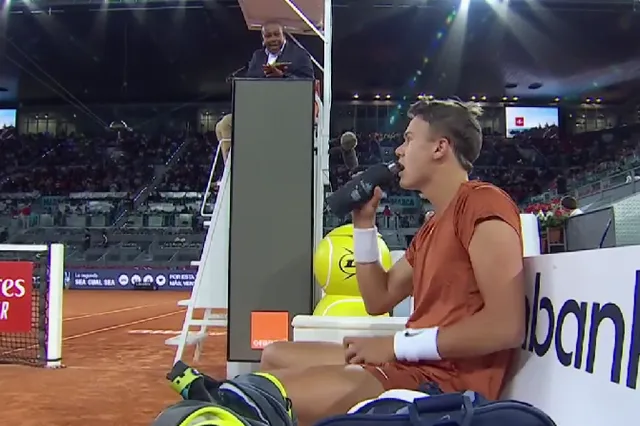 (VIDEO) Umpire Carlos Bernardes scolds Rune, tells him to stop egging on the crowd after erasing mark of questionable call
