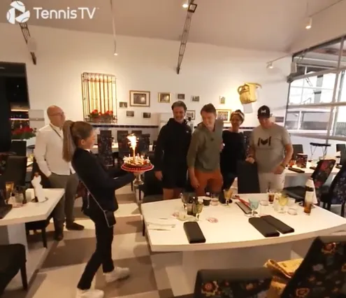 VÍDEO: El Madrid Open regala una tarta a Holger Rune por su 20 cumpleaños