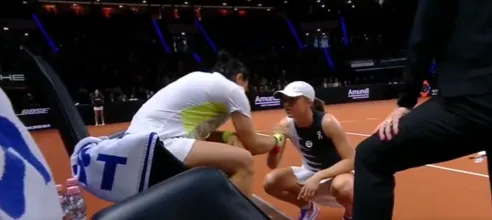 (VIDEO) Swiatek comforts Jabeur after injury ends Stuttgart run, tells crowd they will probably play Roland Garros final