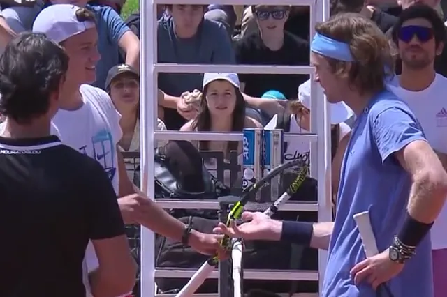 VÍDEO: Rublev vuelve a fracasar en su intento de jugar al piedra, papel o tijera contra Rune en Roma tras el gracioso momento de Madrid