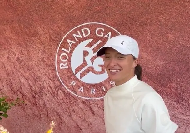 VÍDEO: La tarta de cumpleaños que le dieron a Swiatek en Roland Garros provoca comparaciones con la de Sabalenka en Madrid